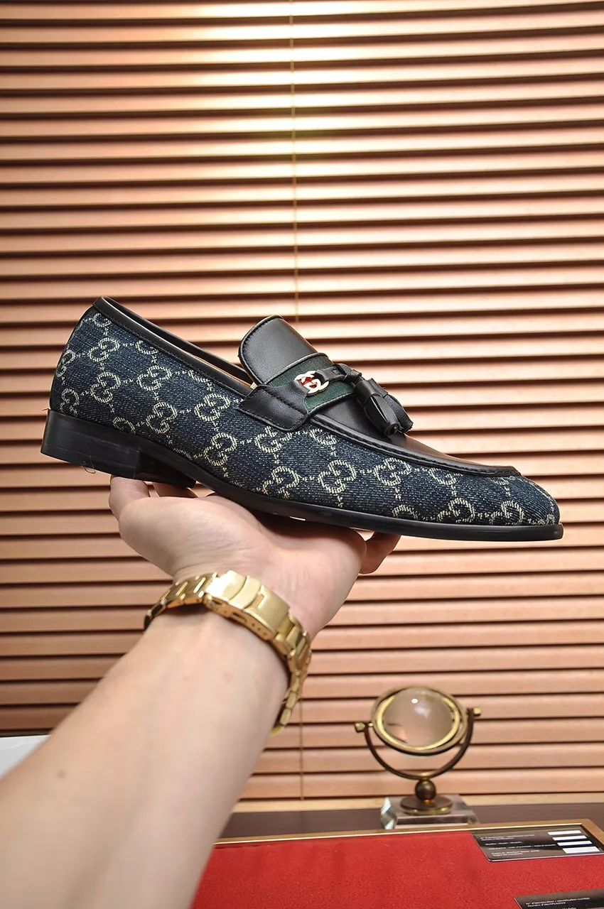 Men's shoes💰500💶Italy's top luxury men's shoe giant (GUCCI) (Gucci) (full cowhide lining) new arrival🍃Original European style🔰 Pleasant to the eye😍In order to make the shoes more durable and non-deformable🌀The production continues to follow traditional methods but there is still no lack of innovation💪Choose original sheepskin for the leather♻️ Smooth and natural And extra bright ⭐Made of imported cowhide, the first choice of rich people 38-45 (45 customized)
